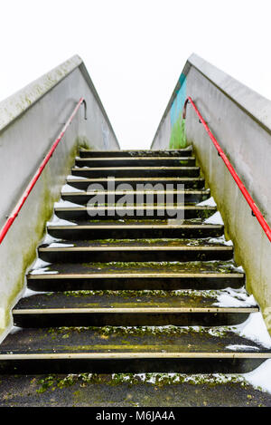 Leere Fußgängerzone Metal Bridge erhöhten Laufsteg über britische Eisenbahn. Stockfoto