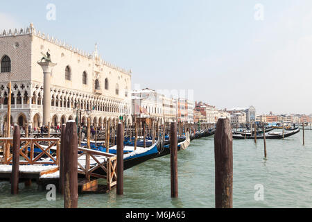 Schnee bedeckt Gondeln in St. Mark's Basin vor dem Dogenpalast und der Piazza San Marco, San Marco, Venedig, Venetien, Italien gesehen vom lagoo Stockfoto