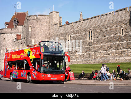 Historischen Windsor Castle in der königlichen Grafschaft Berkshire in Südengland, die Residenz von SEINER KÖNIGLICHEN HOHEIT, Queen Elizabeth II, mit offener Spitze rot Touristische Bu Stockfoto