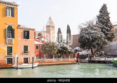 Schnee in Venedig während das Wetter vorne aus Sibirien, Campo San Vidal, Grand Canal, Venice, Italien mit Gerüst und Abdeckungen auf der Accademia Brücke Stockfoto