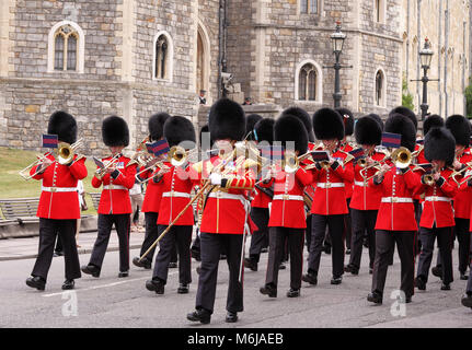 Die Band der Coldstream Guards vorbei marschierenden Schloss Windsor in England Stockfoto