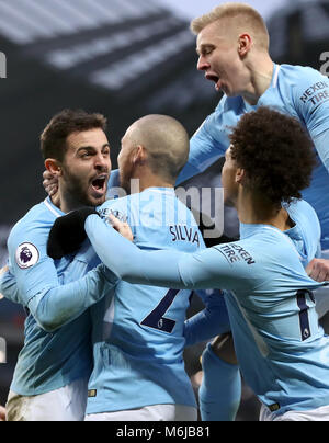 Von Manchester City Bernardo Silva (links) feiert mit David Silva, Leroy Sane, Alexander Sintschenko während der Premier League Match an der Etihad Stadium, Manchester. Stockfoto