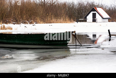 Angler Boot auf dem Fluss Zala in witertime, Ungarn Stockfoto