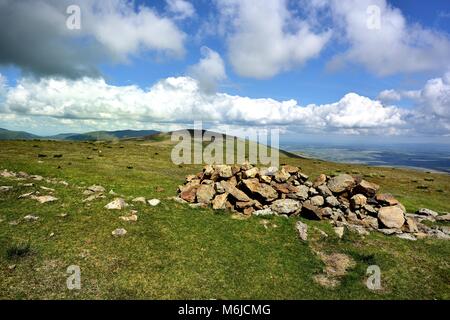 Cairn auf Stybarrow zu großen Dodd Stockfoto