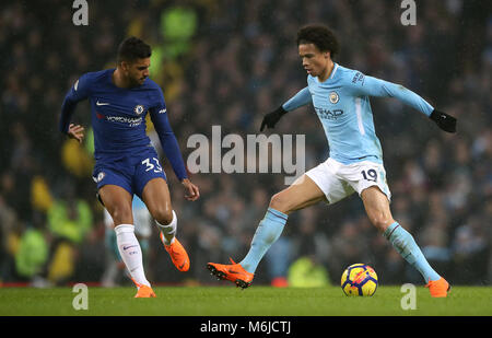 Von Manchester City Leroy Sane und Chelsea's Emerson Palmieri Kampf um den Ball während der Premier League Match an der Etihad Stadium, Manchester. Stockfoto