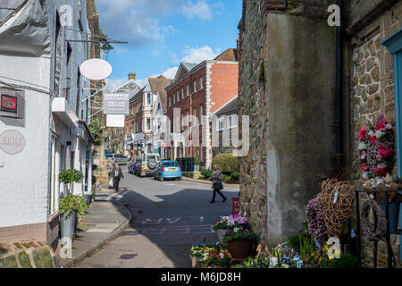 Petworth, West Sussex, England. Leute Einkaufen an einem sonnigen Tag entlang der Hohen Straße der Stadt. Stockfoto