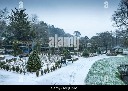 Winter schnee Szene in Trenance Gärten in Newquay Cornwall. Stockfoto