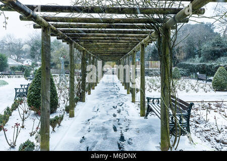 Ein winter schnee Szene in Trenance Gärten in Newquay Cornwall. Stockfoto