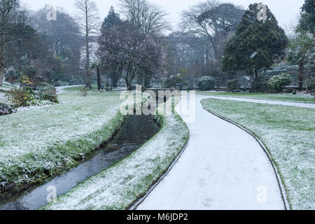 Schnee in Trenance Gärten in Newquay Cornwall. Stockfoto
