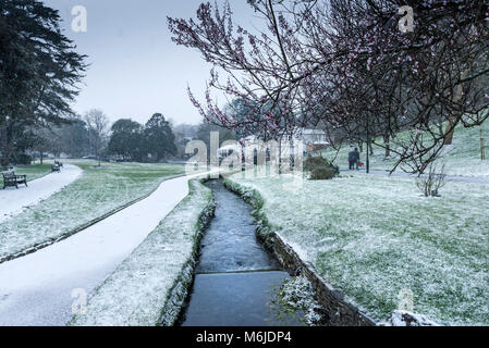 Schnee in Trenance Gärten in Newquay Cornwall. Stockfoto