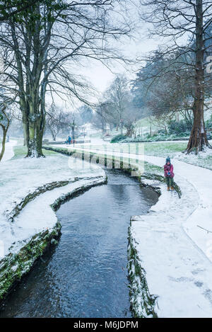 Schnee in Trenance Gärten in Newquay Cornwall. Stockfoto