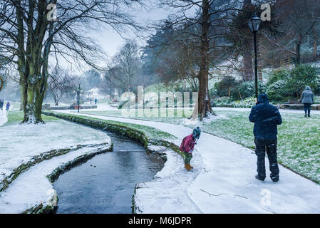 Schnee in Trenance Gärten in Newquay Cornwall. Stockfoto