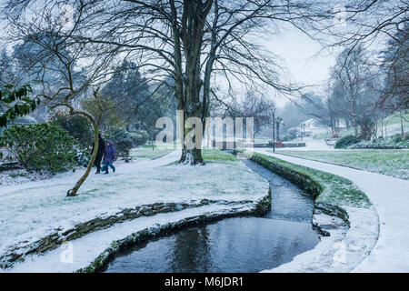 Ein winter schnee Szene in Trenance Gärten in Newquay Cornwall. Stockfoto
