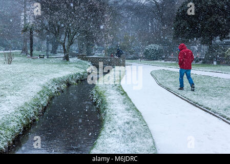 In den Trenance Gardens in Newquay Cornwall in Großbritannien spazieren die Menschen durch den starken Schneefall. Stockfoto