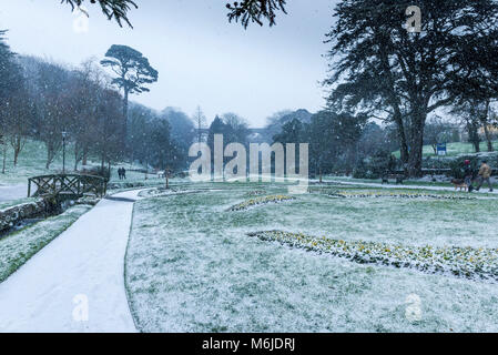 Schwere snowfal in Trenance Gärten in Newquay Cornwall. Stockfoto