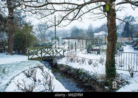 Starker Schneefall in Trenance Gärten in Newquay Cornwall. Stockfoto