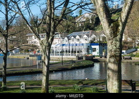 Das Restaurant am See bei Trenance See zum Bootfahren in Newquay Cornwall. Stockfoto