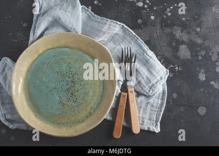 Schöne vintage gelb-blauen leeren Teller auf einem dunklen Hintergrund. Platz kopieren, Ansicht von oben. Stockfoto