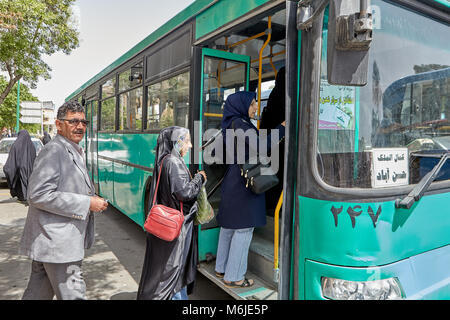 Kashan, Iran - 27. April 2017: Die Passagiere betreten den städtischen Bus an einer Haltestelle der öffentlichen Verkehrsmittel. Stockfoto