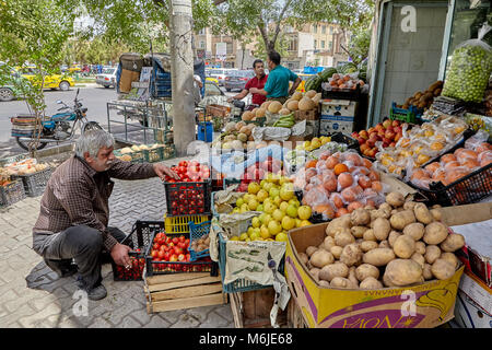 Kashan, Iran - 27. April 2017: eine Straße, Anbieter von Gemüse und Früchten arrangiert waren in seinem Stall. Stockfoto