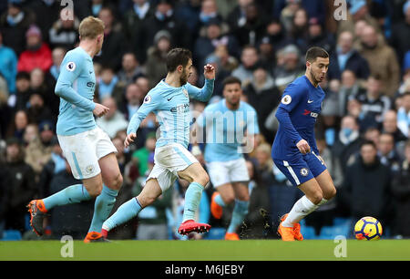 Chelsea's Eden Hazard (rechts) von Manchester City Spieler während der Premier League Match an der Etihad Stadium, Manchester gedrückt wird. Stockfoto