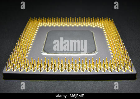 In der Nähe der Rückseite der Computer-CPU. Schwarzer Hintergrund Stockfoto
