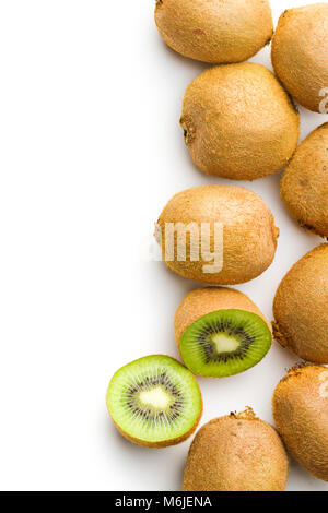 Halbierte Kiwi auf weißem Hintergrund. Stockfoto