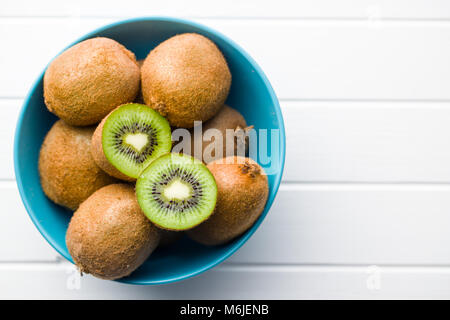 Halbierte Kiwi in der Schüssel. Stockfoto
