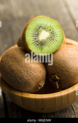 Halbierte Kiwi in der Schüssel. Stockfoto