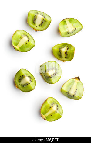 Halbierte Kiwi auf weißem Hintergrund. Stockfoto