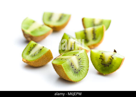 Halbierte Kiwi auf weißem Hintergrund. Stockfoto