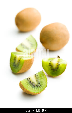 Halbierte Kiwi auf weißem Hintergrund. Stockfoto