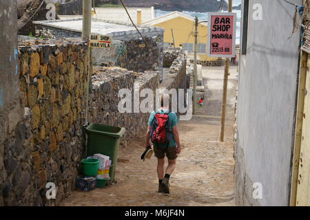 Mann zu Fuß durch Formiguinhas Dorf an der alten Küstenweg von Ponta Do Sol Cruzinha auf der Insel Santo Antao, Kap Verde Stockfoto