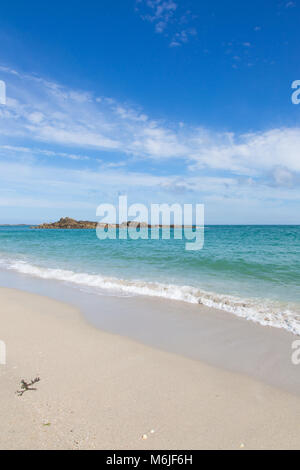 Blauer Himmel über Golden Sand auf den Kanalinseln. Stockfoto