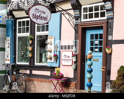 Töpferei shop, historische Zentrum von Celle, Fachwerkhaus in der Straße chuhstrasse', Celle, Niedersachsen, Deutschland Stockfoto