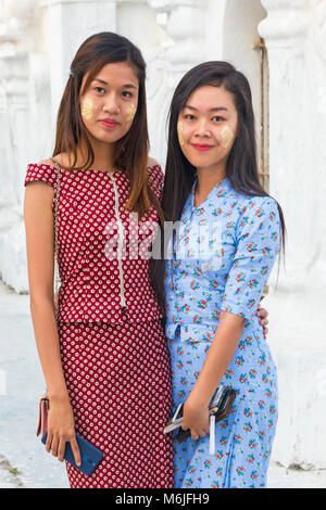 Zwei hübsche, junge Frauen mit thanaka auf Wangen für Fotos in der Kuthodaw Pagode, Myanmar (Burma), Asien im Februar posing Stockfoto