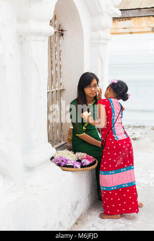 Mädchen Anwendung thanaka auf die Wange der Dame an der Kuthodaw Pagode, Mandalay, Myanmar (Birma), Asien im Februar Stockfoto