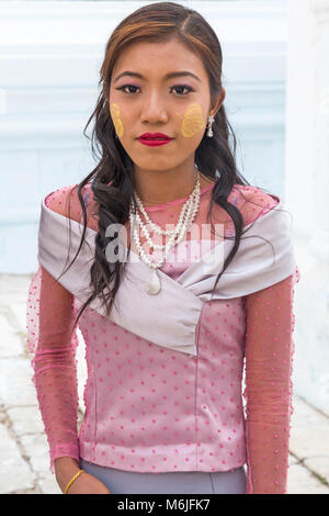 Hübsche, junge Frauen mit thanaka auf Wangen posieren für Foto bei Kuthodaw Pagode, Myanmar (Burma), Asien im Februar Stockfoto