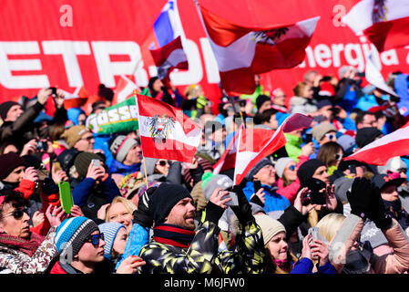 Kranjska Gora, Slowenien. 04 Mär, 2018. Österreichischen Fans am Slalom Rennen auf dem Vitranc Cup FIS Weltcup in Kranjska Gora, Slowenien am 4. März 2018. Credit: Rok Rakun/Pacific Press/Alamy leben Nachrichten Stockfoto