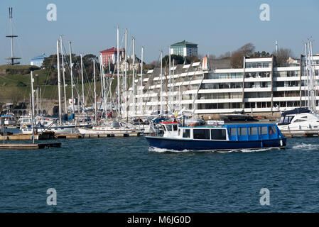 Plymouth, Devon, Großbritannien. Februar 2018. Die cremyll Fähre vorbei an der Mayflower Marina für die edgecombe Landung in Cornwall gebunden Stockfoto