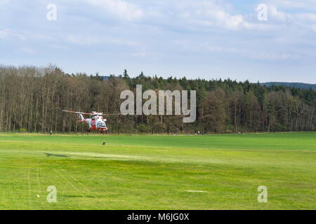 PLASY, TSCHECHISCHE REPUBLIK - 30. April: PZL W-3 Sokol Rettungshubschrauber fliegen am 30. April 2017 in Plasy, Tschechische Republik. Stockfoto