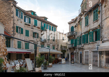Terrassen auf einem Platz in der Altstadt von Split im Laufe des Tages Stockfoto
