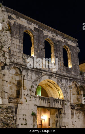 Die Ruinen einer Eingang zum Palast des Diokletian in Split bei Nacht Stockfoto