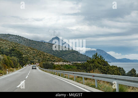 Die D8-Straße entlang der Adria in Kroatien an einem bewölkten Frühlingstag Stockfoto