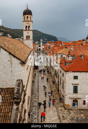 Mit Blick auf die Hauptstraße in der Altstadt von Dubrovnik nach unten von der Stadtmauer Stockfoto