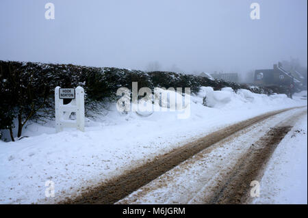 Verschneite Straße erstellt von Sturm Emma & das Tier des Ostens auf Eingabe Dorf Hook Norton in Oxfordshire, UK. Stockfoto