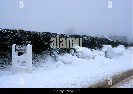 Verschneite Straße erstellt von Sturm Emma & das Tier des Ostens auf Eingabe Dorf Hook Norton in Oxfordshire, UK. Stockfoto