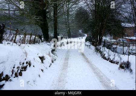 Schnee bedeckt Lane nach Sturm Emma & das Tier aus dem Osten in Oxfordshire, England. Stockfoto