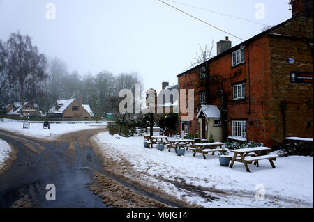 Im Pear Tree Public House im Hook Norton während der Schnee erstellt durch Sturm Emma und das Tier aus dem Osten Stockfoto