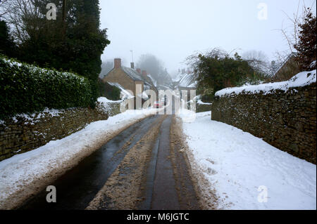 Straße, Auftauen durch das Dorf von Hook Norton in Oxfordshire, folgenden schweren Schnee vom Sturm Emma & das Tier aus dem Osten. Stockfoto